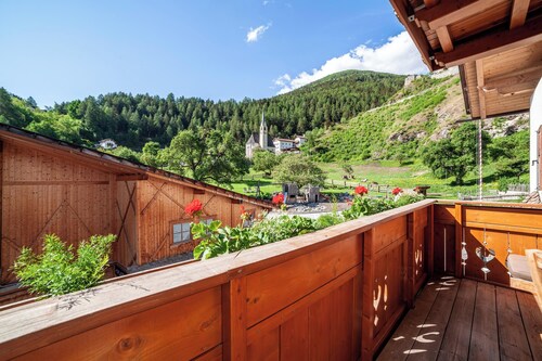 Holiday Apartment "Hof am Schloss Enzian" with Mountain View and Wi-Fi