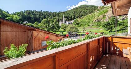 Holiday Apartment "Hof am Schloss Enzian" with Mountain View and Wi-Fi