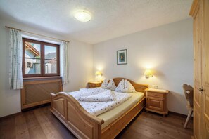 2 slaapkamers, een strijkplank/strijkijzer, gratis wifi, beddengoed