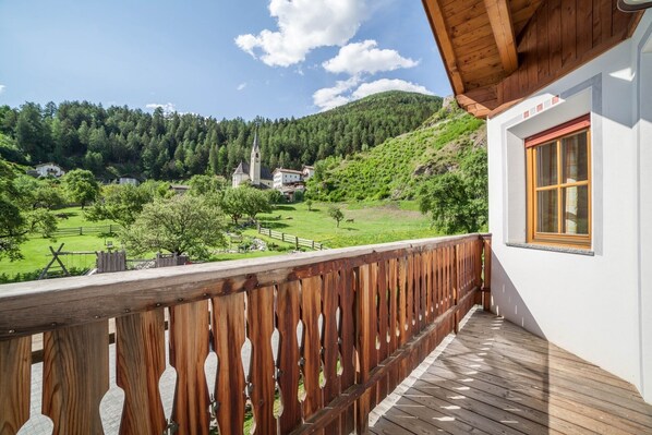 Property grounds - Vacation Home 'Ferienhaus Hof am Schloss' with Mountain View, Wi-Fi & Garden (Prad am Stilfserjoch)