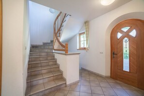 Interior - Vacation Home 'Ferienhaus Hof am Schloss' with Mountain View, Wi-Fi & Garden (Prad am Stilfserjoch)