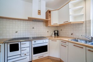 Réfrigérateur, four, plaque de cuisson, lave-vaisselle