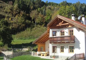 Exterior - Vacation Home 'Ferienhaus Hof am Schloss' with Mountain View, Wi-Fi & Garden (Prad am Stilfserjoch)