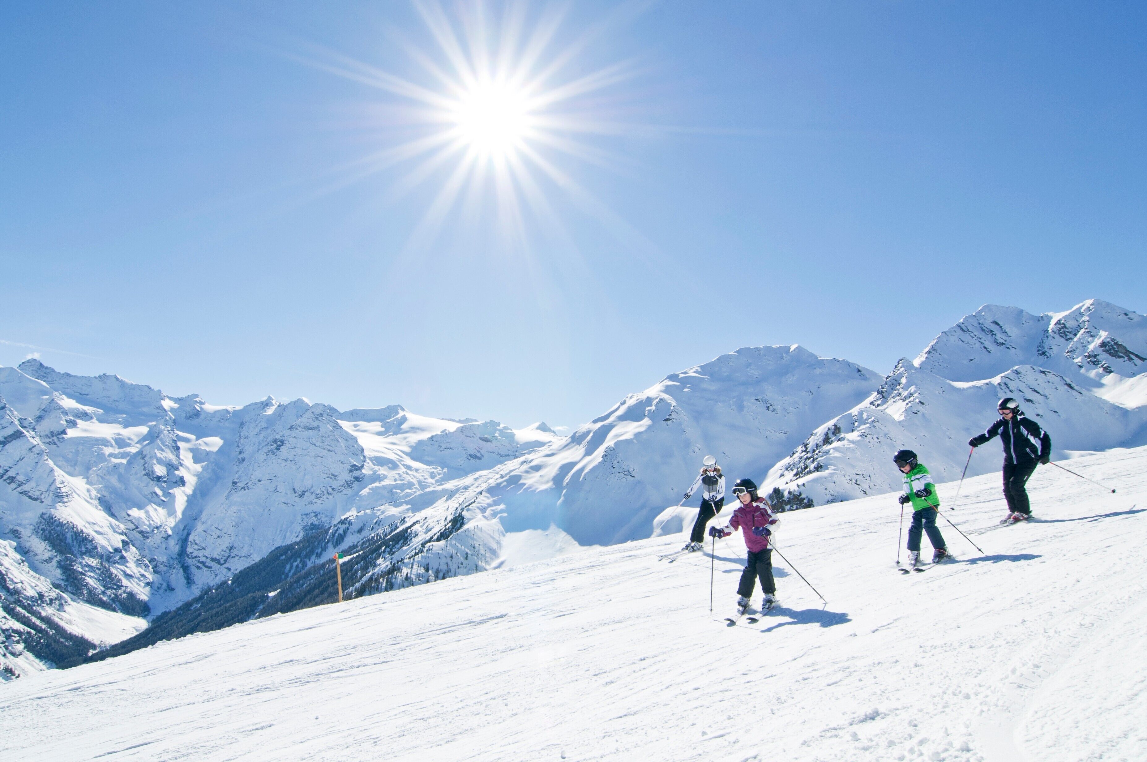 Un paysage de montagne enneigé avec des skieurs.
