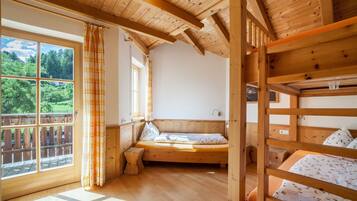 4 bedrooms, iron/ironing board, free WiFi, bed sheets