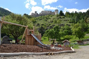 Children's area - Vacation Home 'Ferienhaus Hof am Schloss' with Mountain View, Wi-Fi & Garden (Prad am Stilfserjoch)