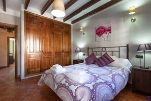 5 habitaciones, tabla de planchar con plancha y wifi gratis 