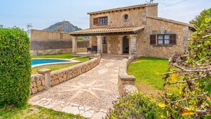 A stone house with a pool, a patio, and a view of a mountain. - Villa "Pau" with Mountain View, Pool, Wi-Fi & Terraces (Alcudia)