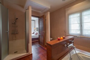Badewanne, Haartrockner, Handtücher