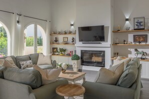 TV, fireplace - Villa 'Buganvilla' with Mountain Views, Wi-Fi and Air Conditioning (Benalup Casas Viejas)