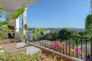 Property grounds - Villa 'Buganvilla' with Mountain Views, Wi-Fi and Air Conditioning (Benalup Casas Viejas)