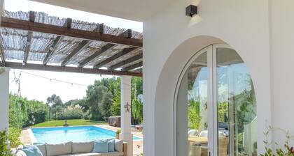 Villa 'Buganvilla' with Mountain Views, Wi-Fi and Air Conditioning