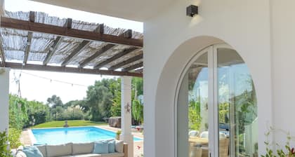 Villa 'Buganvilla' with Mountain Views, Wi-Fi and Air Conditioning