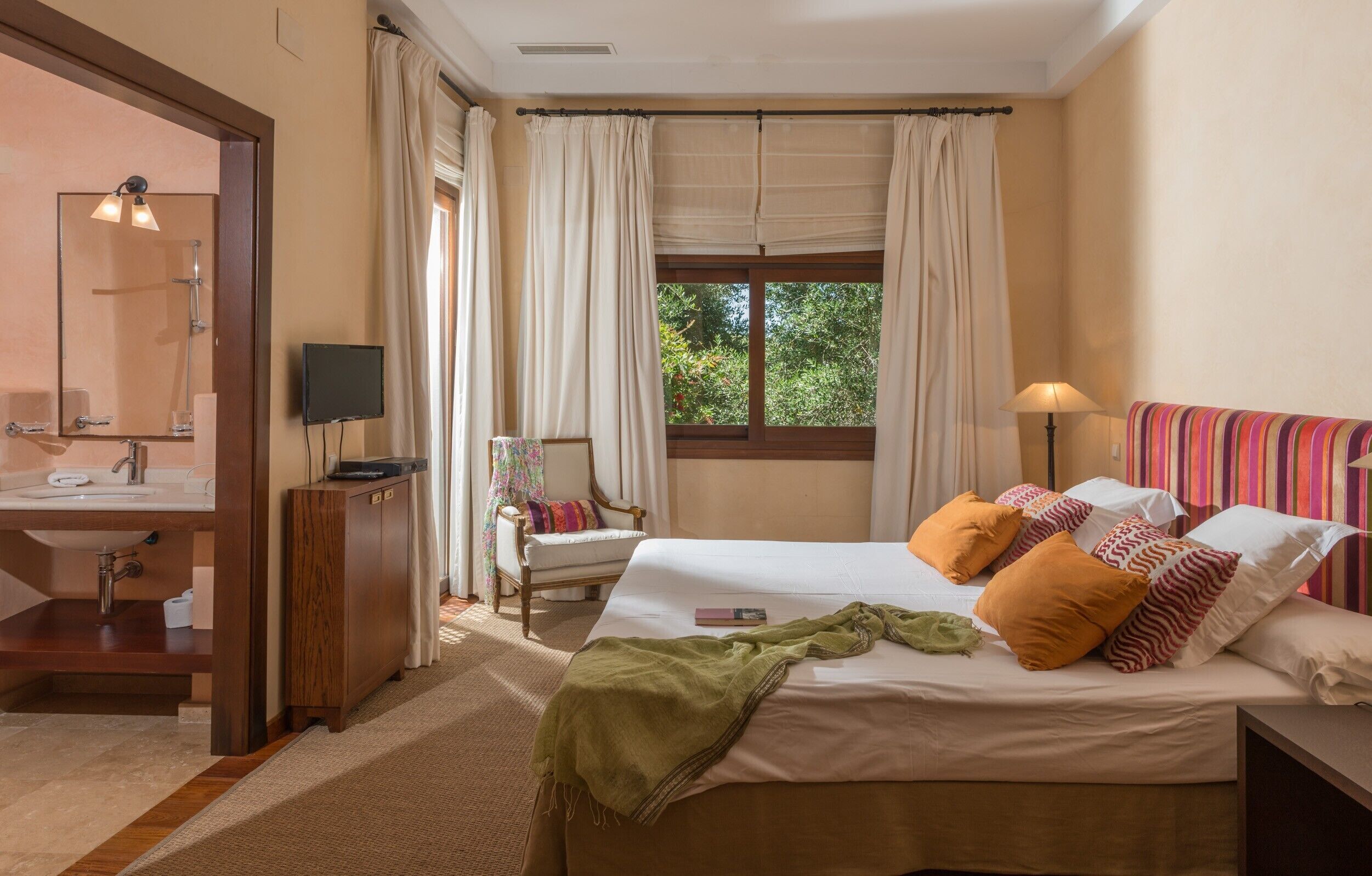 5 bedrooms, iron/ironing board, free WiFi, bed sheets