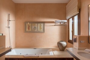 Bañera, secador de pelo, toallas