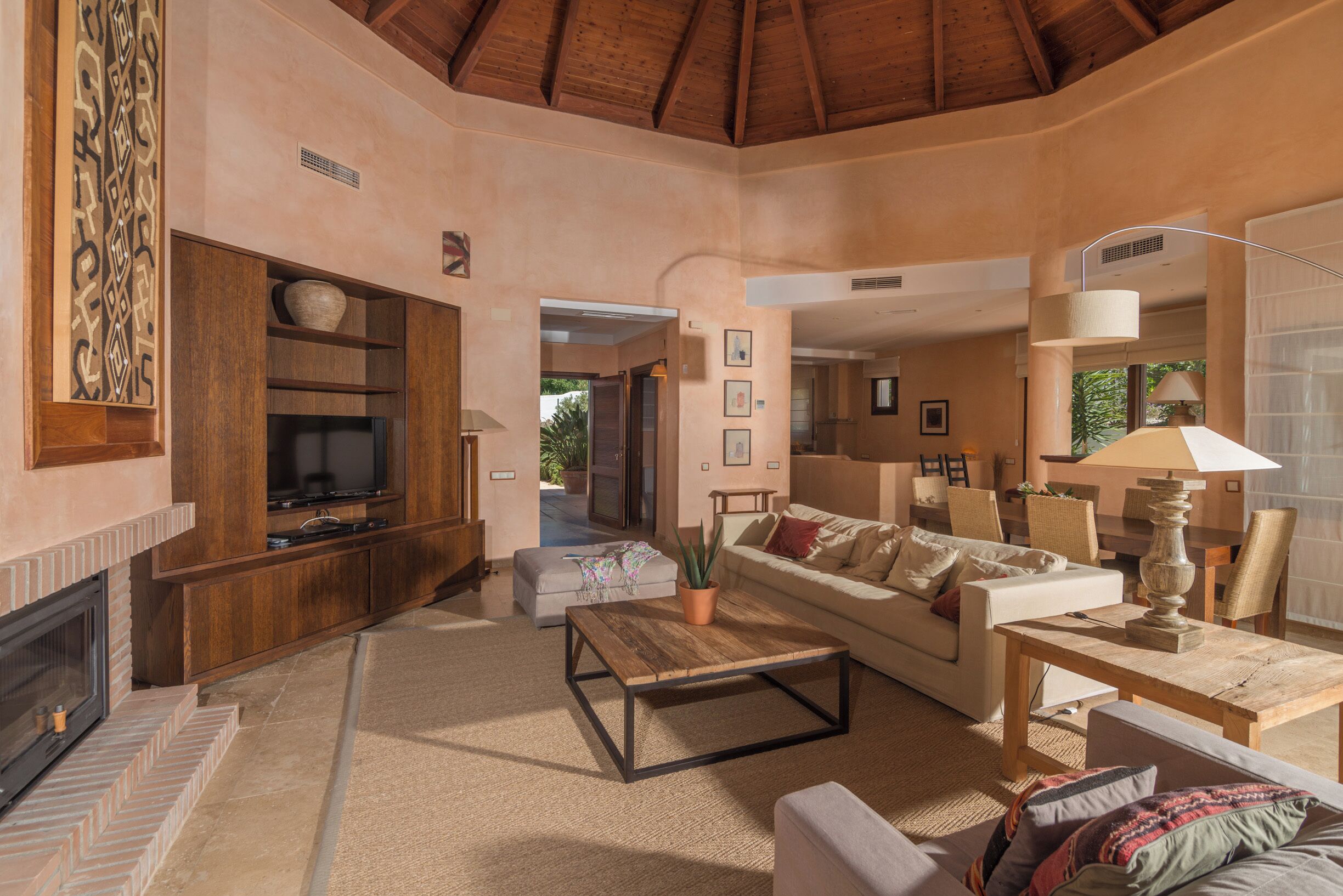 Una televisión, una chimenea, un reproductor de DVD