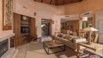 Een televisie, een open haard en een dvd-speler