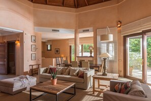 TV, fireplace, DVD player - "Luxury Villa Malva" with Pool, Wi-Fi, Terrace and Garden (Benalup - Casas Viejas)