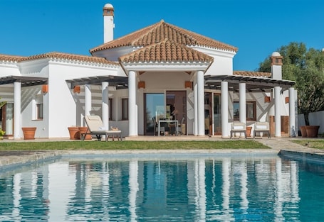 Piscina. "Villa di Lusso Malva" con piscina, Wi-Fi, terrazza e giardino