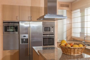 Jääkaappi, mikroaaltouuni, uuni, liesi