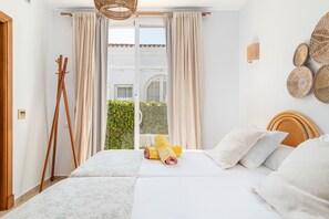 5 bedrooms, iron/ironing board, free WiFi, bed sheets