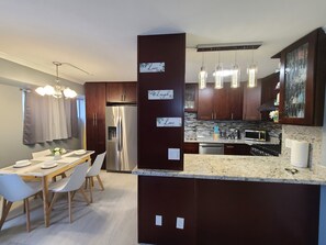 Refrigerador, microondas, horno y parrilla de estufa 