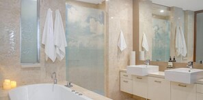 Badekar, brusehoved med spredningseffekt, hårtørrer, håndklæder