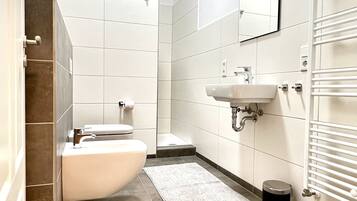 Dusche, Haartrockner, Bidet, Handtücher