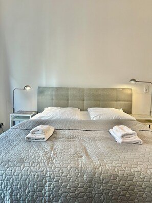 3 bedrooms, desk, iron/ironing board, travel crib