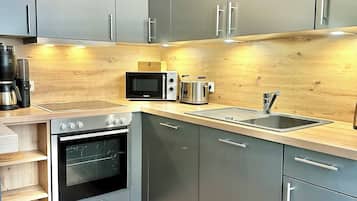 Kühlschrank, Mikrowelle, Ofen, Herdplatte