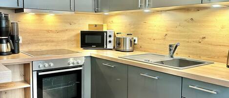 Réfrigérateur, micro-ondes, four, plaque de cuisson