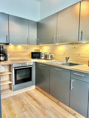 Fridge, microwave, oven, stovetop - Modern apartment in Altbauvilla with 3 bedrooms and 2 bathrooms in the city (Oldenburg)