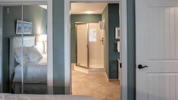 1 bedroom, laptop workspace, iron/ironing board, free WiFi