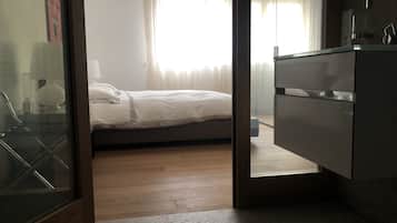 2 habitaciones, tabla de planchar con plancha, wifi y ropa de cama