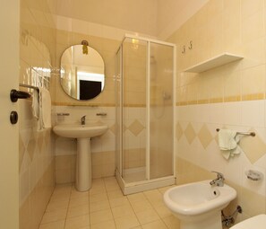 Doccia, asciugacapelli, bidet, sapone