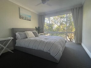 3 makuuhuonetta, silitysrauta/-lauta, vauvan matkasänky, Wi-Fi