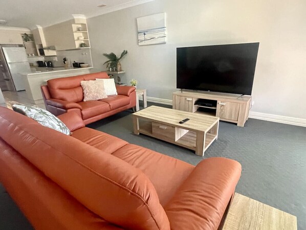 TV, video game console, stereo - The Beach House @ 15 Paradise Waters. Patrolled Beach directly across the road. (Coffs Harbour)