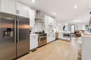 Fridge, microwave, oven, stovetop - BRAND NEW LISTING downtown Nashville - Nashtopia! (Nashville)