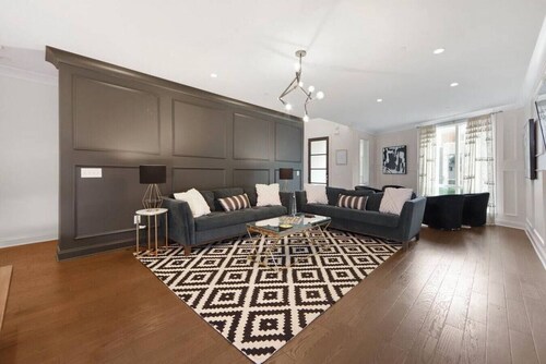 Rooftop & Games Rm in Heart of Downtown - 12 Beds!