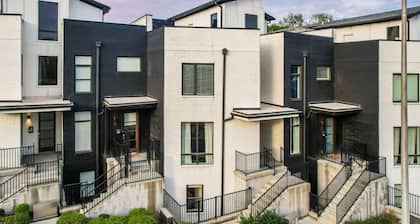 Rooftop & Games Rm in Heart of Downtown - 12 Beds!
