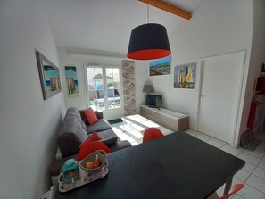 TV - Cozy Beachside House with Pool Access, 150m to Beach, Summer Fun, WiFi Included (Bretignolles-sur-Mer)