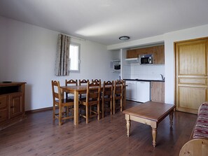 Dining - Modern Apartment for 8 with Mountain View, Balcony, Near Peyragudes Ski Slopes (Peyragudes)