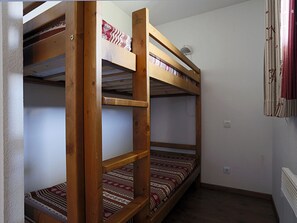 2 bedrooms, WiFi - Modern Apartment for 8 with Mountain View, Balcony, Near Peyragudes Ski Slopes (Peyragudes)