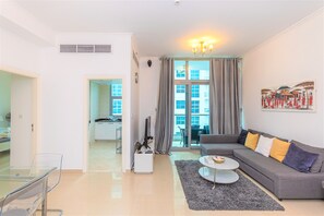 Apartment (1 Bedroom) | Wohnbereich | 0-cm-Plasmafernseher mit Satellitenempfang, Fernseher