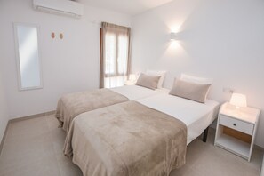3 chambres, bureau, fer et planche à repasser, lit de bébé portatif