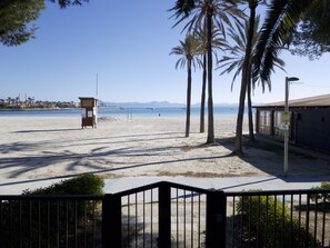 På stranden