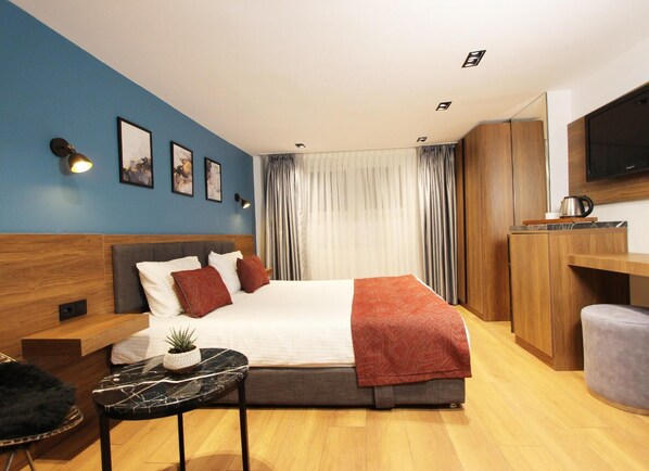 Egyptian cotton sheets, premium bedding, memory foam beds, minibar - Beşiktaş Konuk Hotel  (Istanbul)