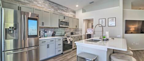 Refrigerador, microondas, placa de cocina, lavavajillas