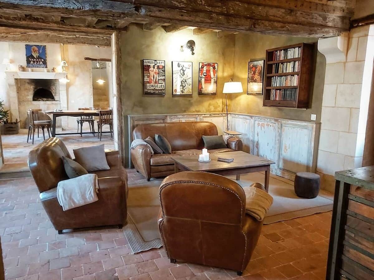 TV, fireplace, DVD player, books