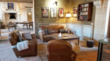 TV, fireplace, DVD player, books